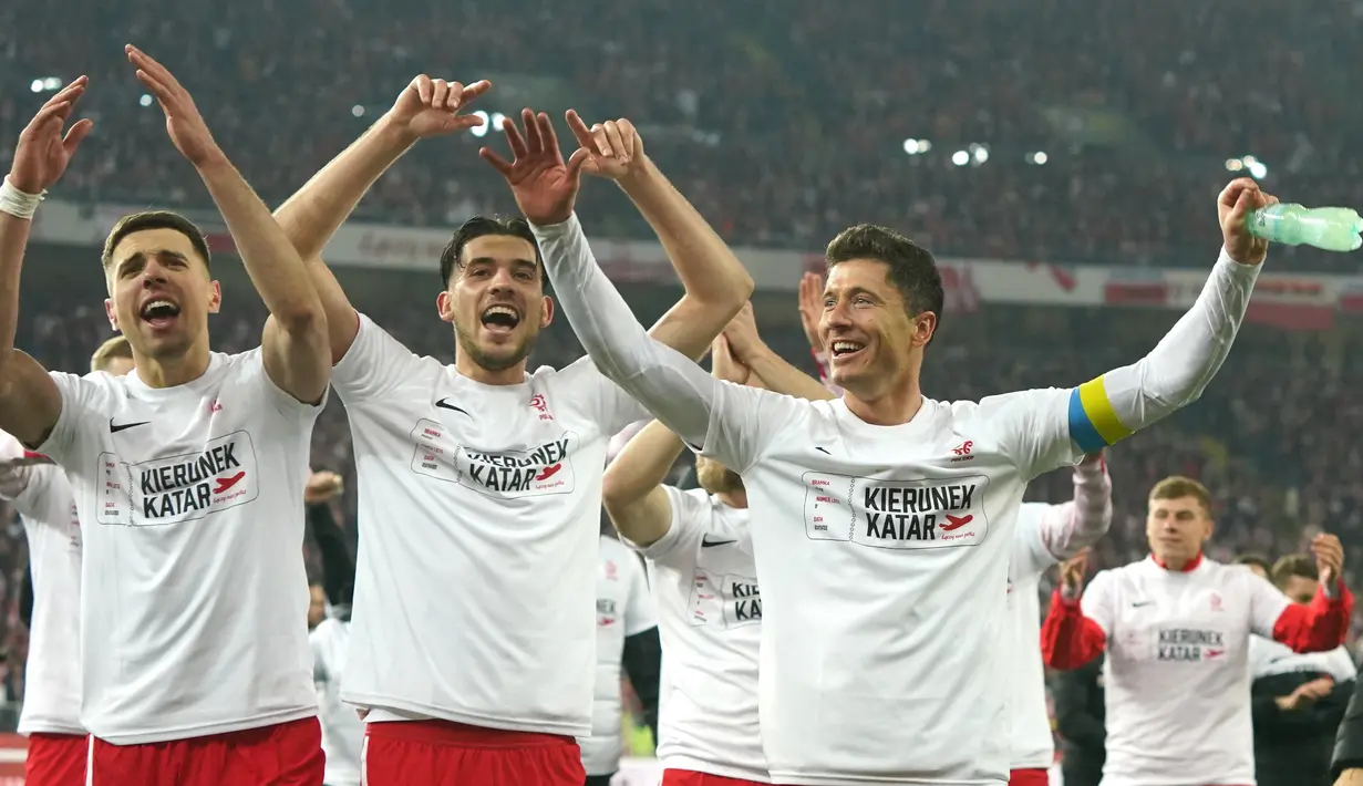Reaksi para pemain Polandia setelah menang atas Swedia setelah final play-off jalur B kualifikasi Piala Dunia 2022 zona Eropa di Silesian Stadium, Rabu (30/3/2022) dini hari WIB. Polandia berhasil mengunci tiket ke Piala Dunia 2022 usai menekuk Swedia 2-0. (JANEK SKARZYNSKI/AFP)
