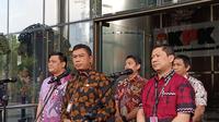 Kiri-kanan: Dirkrimsus Polda Metro Jaya, Kombes Ade Safri S, Direktur Korsup Wilayah II KPK Yudhiawan, dan Wadir Tipikor Bareskrim Polri Kombes Arief Adiharsa di Gedung Merah Putih KPK, Jakarta, Jumat (17/11/2023). (Liputan6.com/Fachrur Rozie)