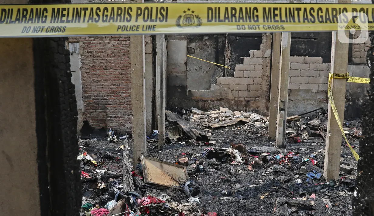 Garis polisi dipasang di sisa permukiman yang terbakar di Jalan Keadilan Dalam, Taman Sari, Jakarta Barat, Senin (19/4/2021). Kebakaran permukiman padat tersebut mengakibatkan sebanyak 200 rumah hangus terbakar dan sekitar 1.000 warga terpaksa mengungsi. (Liputan6.com/Herman Zakharia)