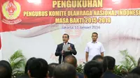 Ketua Umum KONI, Tono Suratman memberikan sambutan saat melantik pengurus KONI Pusat masa Bakti 2015-2019 di Senayan., Jakarta, Senin (11/1/2016). (Bola.com/Nicklas Hanoatubun)