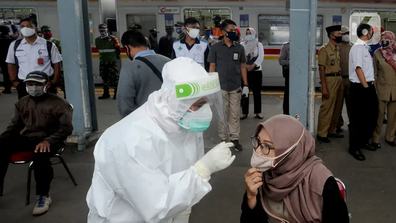 Penumpang KRL di Stasiun Bojonggede Tes Swab Massal