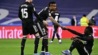Tiga pemain Real Madrid, Federico Valverde (kiri), Eder Militao (tengah) dan Eduardo Camavinga (kanan). (JAVIER SORIANO / AFP)