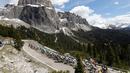 Deretan pebalap melewati tanjakan Sella di Etape 14 Giro d'Italia antara Farra d'Alpago menuju Corvara, (21/5//2016). (AFP/Luk Benies)
