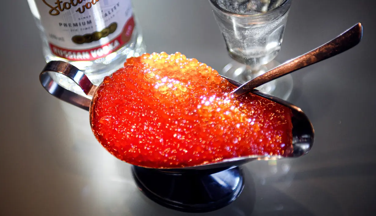 Telur ikan salmon atau kaviar merah terlihat di Moskow, Rusia, 22 November 2021. Warga Rusia yang ingin menikmati liburan musim dingin tradisional mereka dengan kaviar merah akan kecewa tahun ini, menyusul harga mencapai rekor tertinggi dalam sejarah. (Alexander NEMENOV/AFP)