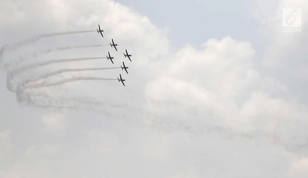 Jupiter Aerobic Team TNI AU mempertunjukkan atraksi saat berlangsungnya pesta rakyat dalam rangka peringatan HUT TNI AU ke-72 di Lanud Halim Perdanakusumah, Jakarta, Sabtu (7/4). (Liputan6.com/Herman Zakharia)