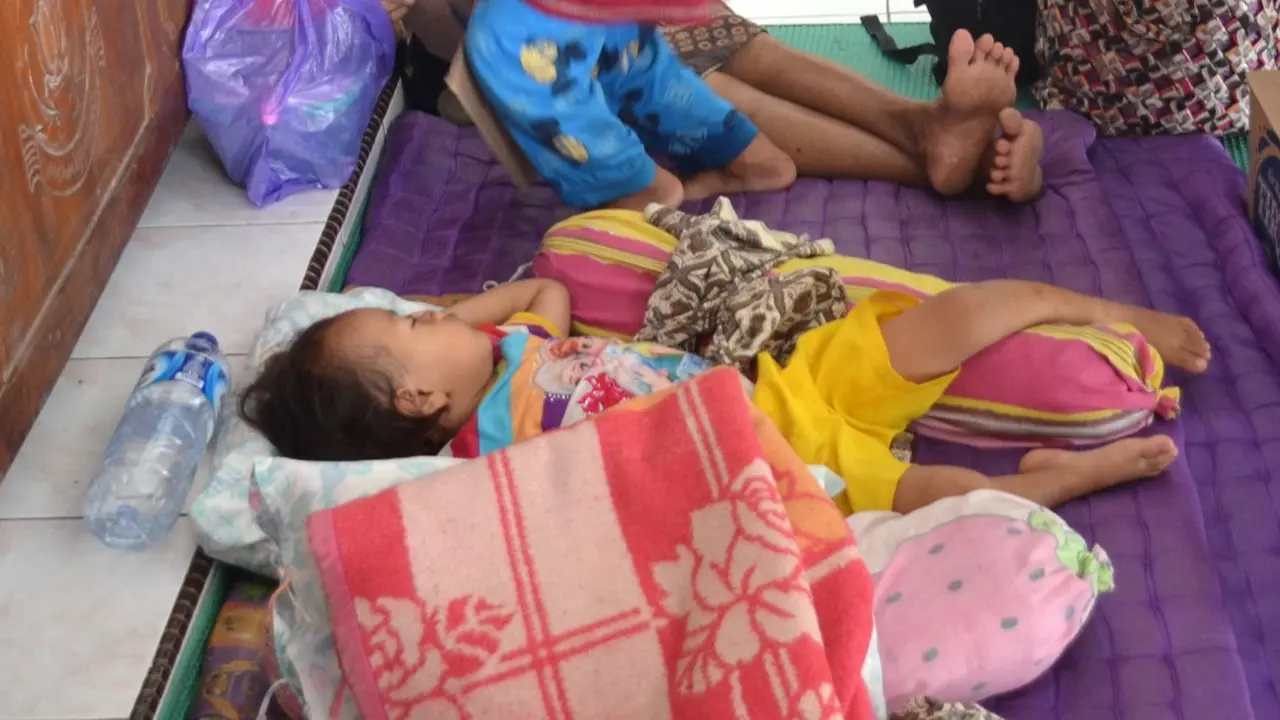 Kelompok rentan, seperti bayi dan balita menjadi perhatian khusus dalam pengungsian banjir sidareja. (Foto: Liputan6.com/Muhamad Ridlo)