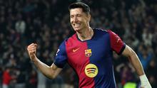 Pemain Barcelona, Robert Lewandowski merayakan golnya ke gawang Osasuna dalam laga lanjutan Liga Spanyol 2024/2025 di Estadi Olimpic Lluis Companys, Barcelona, Spanyol, Jumat (27/03/2025) waktu setempat. (AFP/Lluis Gene)