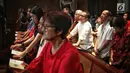 Umat Katolik berdoa saat melaksanakan misa Natal di Gereja Katedral, Jakarta, Selasa (25/12). Natal tahun 2018 di Gereja Katedral Jakarta diselenggarakan dengan mengusung tema Yesus Kristus Hikmat Bagi Kita. (Liputan6.com/Faizal Fanani)