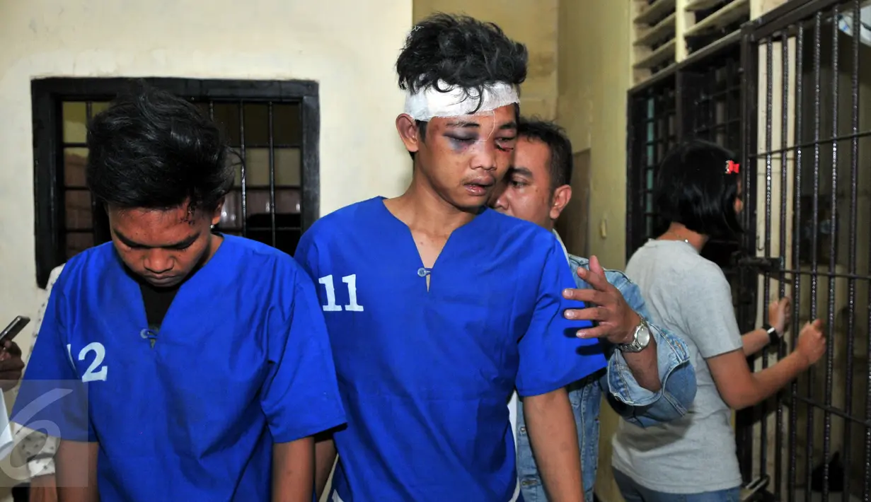 Dua pelaku penjambretan diamankan Petugas Kepolisian Polsek Johar Baru, Jakarta, Senin (25/1/2016). Pelaku tertangkap dan dihakimi warga saat menjambret sebuah ponsel. (Liputan6.com/Yoppy Renato)