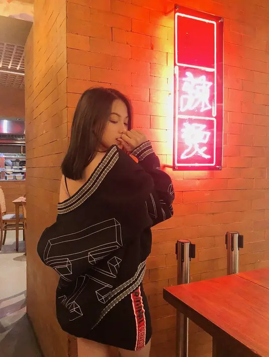 Sebagai seorang selebriti, Aisyah Aqilah memiliki gaya yang sangat menarik. Di usia mudanya, ia selalu tampil simpel namun tetap cantik. Busanya yang ia kenakan pun seperti jaket dan rok pendek. (Liputan6.com/IG/@aisyahaqilahh)