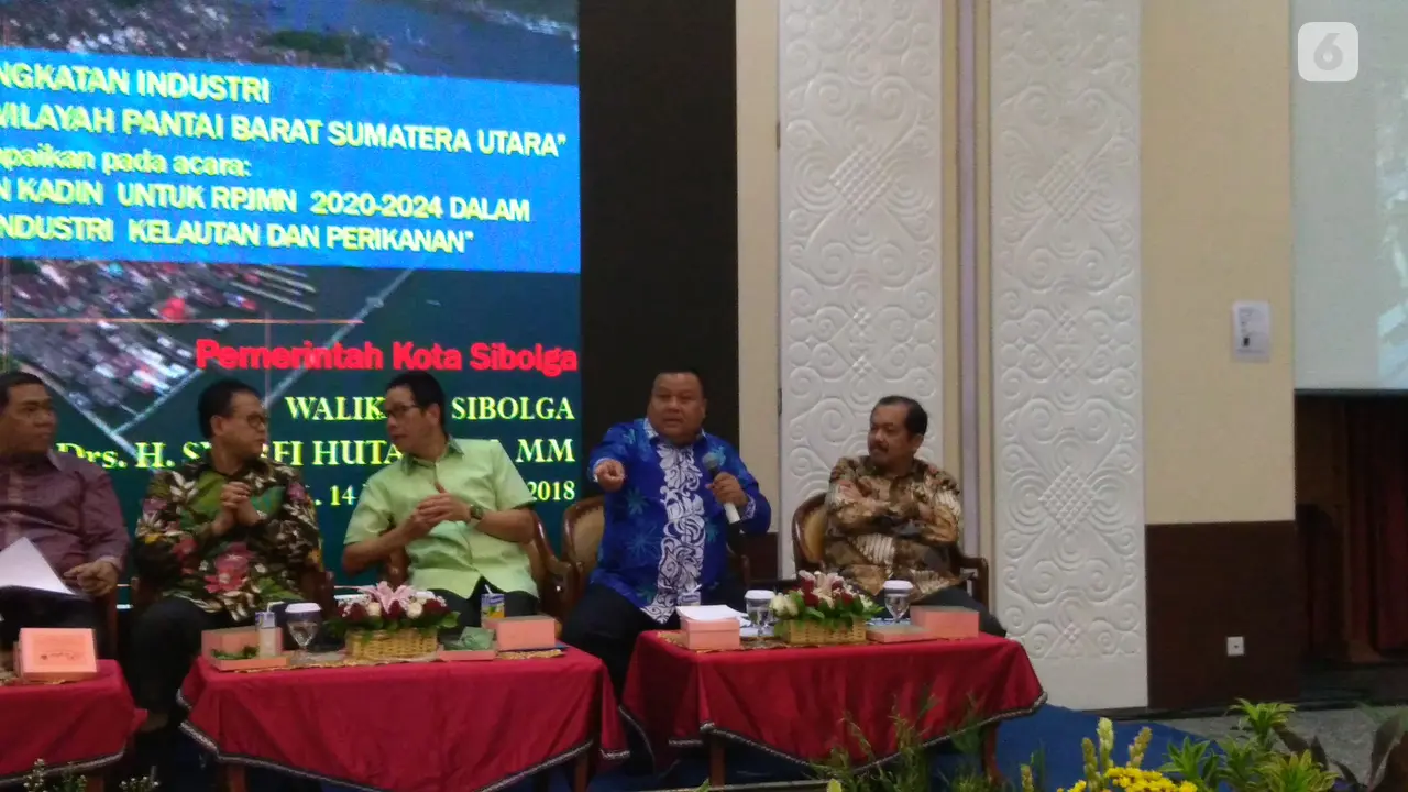 Walikota Sibolga Syarfi Hutauruk (batik biru) membahas industri kelautan dan perikanan di Bappenas