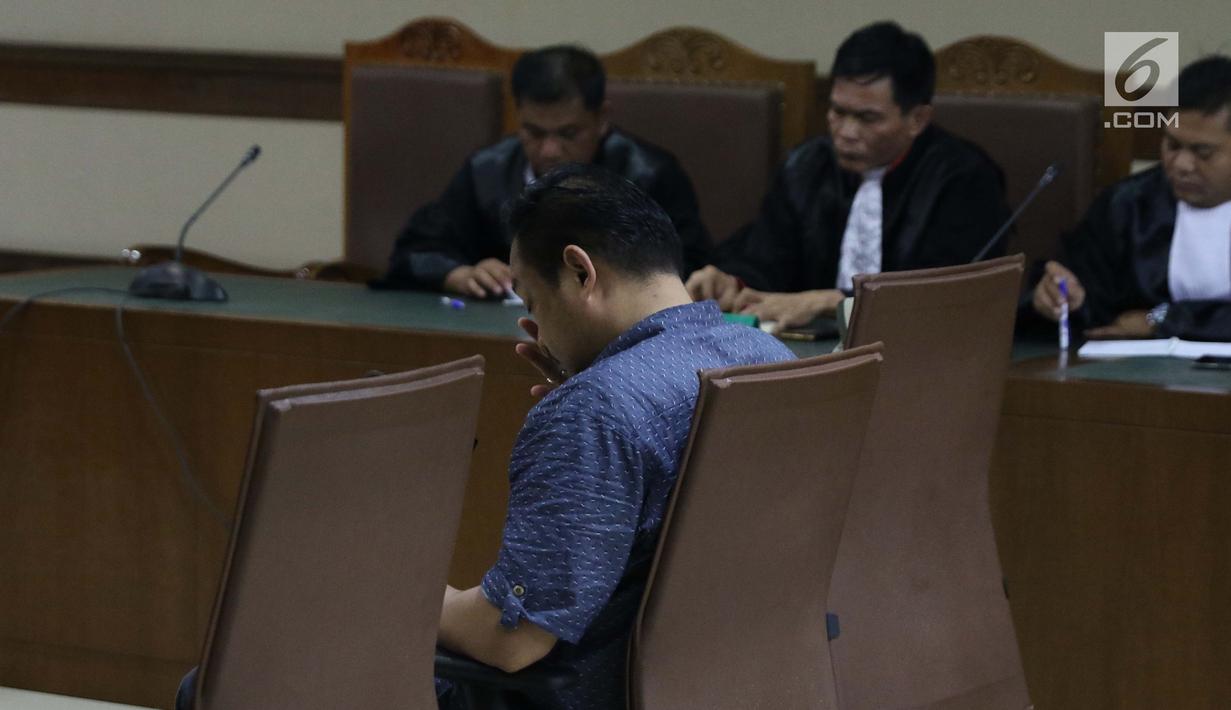 Terdakwa kasus suap yang juga Panitera Pengadilan Negeri Medan, Helpandi saat menjalani sidang pembacaan putusan di Pengadilan Tipikor, Jakarta, Kamis (4/4). Helpandi dinyatakan bersalah dan dihukum 7 tahun penjara dan denda Rp 300 juta. (Liputan6.com/Helmi Fithriansyah)