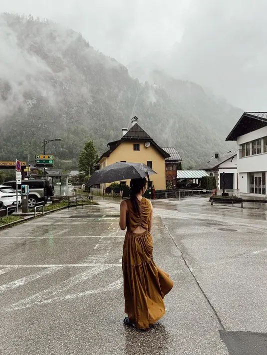 Dress tanpa lengan yang manis pilihan Azizah Salsha berwarna mustard dengan detail cut out di bagian belakang dan kerut yang manis. [Foto: Instagram/azizahsalsha_]