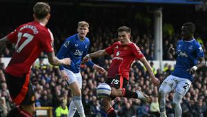 Gelandang Manchester United (MU), Manuel Ugarte, melepaskan tembakan yang berbuah gol kedua timnya kala bertandang ke Goodison Park, markas Everton, pada laga pekan ke-26 Premier League 2024/2025, Sabtu (22/2/2025) malam WIB. MU membawa pulang satu poin setelah bermain imbang 2-2 dengan The Toffees. (Paul ELLIS / AFP)