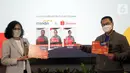 SVP Credit Cards Bank Mandiri Lila Noya (kiri) dan Presdir Visa Worldwide Indonesia Riko Abdurrahman (kanan) menunjukan mock up Mandiri Kartu Kredit Shopee di Jakarta, Rabu (17/3/2021). Kerjasama tersebut diharapkan dapat meningkatkan animo masyarakat untuk berbelanja. (Liputan6.com/Pool/PR)
