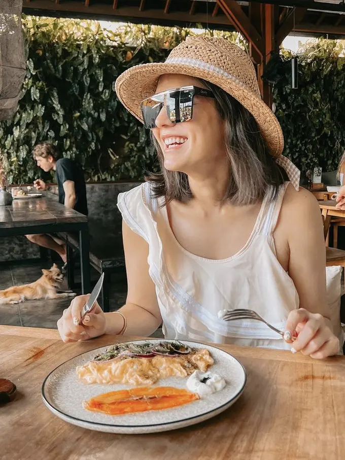 Gaya Hot Mom Carissa Putri Saat Berlibur di Bali, credit: Instagram @carissa_puteri.