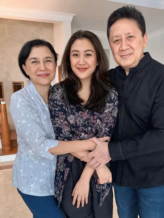 Pasca bercerai, Sherina Munaf tahun ini memilih lebaran bersama kedua orangtuanya. Ia pun mengunggah beberapa foto ketika merayakan lebaran. [@sherinamunaf]