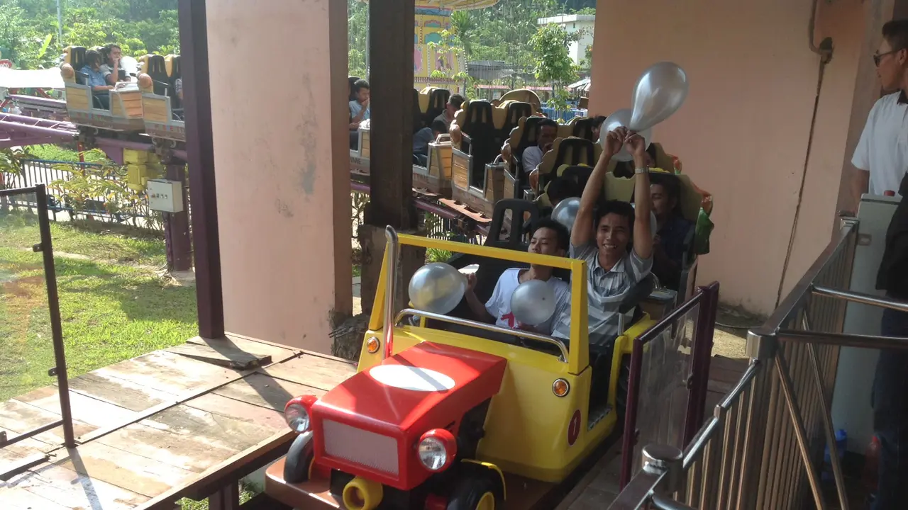 Lomba HUT RI, Pengunjung Jungleland Tiup Balon Sambil Naik Wahana