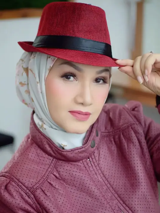 <p>Nama pedangdut Tuty Wibowo mendadak dibahas warganet. Ia mengaku kebanjiran job gara-gara dua hit lawasnya, yakni &ldquo;No Comment&rdquo; dan &ldquo;Hamil Duluan&rdquo; viral lagi di jagat maya. Dua lagu tersebut kerap diputar di berbagai media dan platform setelah berkali dibahas Bunda Corla dalam sesi siaran langsung di medsos. Kini, Tuty Wibowo berhijab. (Foto: Dok. Instagram @tuty_wibowo).</p>