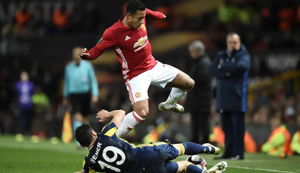 Tak hanya Juventus, Everton yang ditangani manajer asal Belanda, Ronald Koeman, juga berminat menggunakan jasa Memphis Depay. (AFP/Oli Scarff)