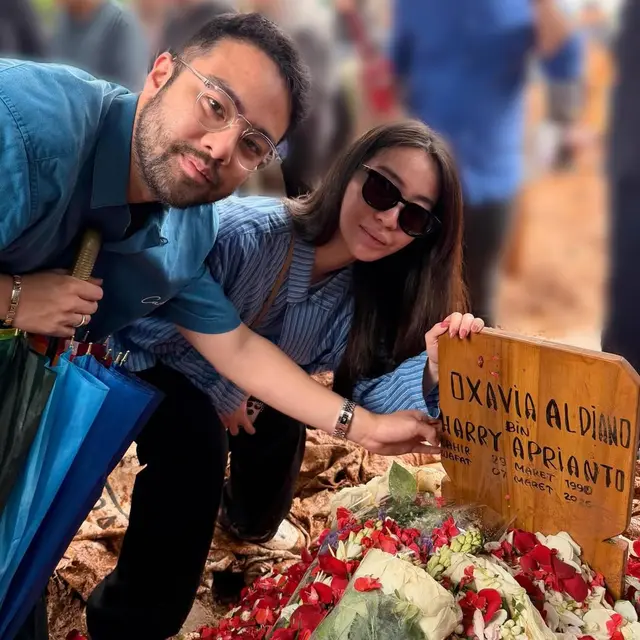 9 Potret Artis di Samping Makam Vidi Aldiano Memeluk Nisan, Kirim Doa Penuh Cinta