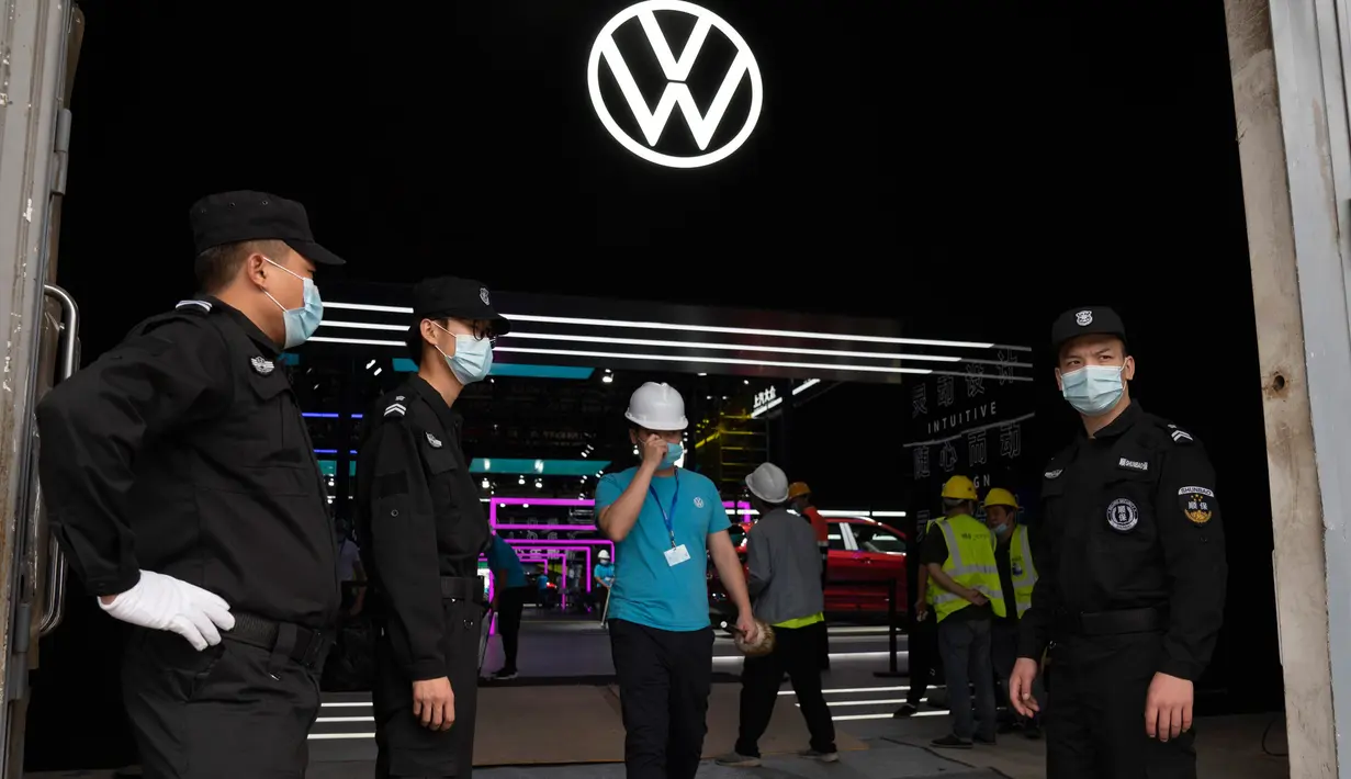 Petugas keamanan berdiri di pintu masuk ke ruang pameran yang sedang dipersiapkan menjelang Auto China 2020 di Beijing, Kamis (24/9/2020). Ajang Beijing International Automotive Exhibition 2020 (Auto China 2020) digelar mulai 26 September 2020 - 5 Oktober 2020 mendatang. (AP Photo/Ng Han Guan)