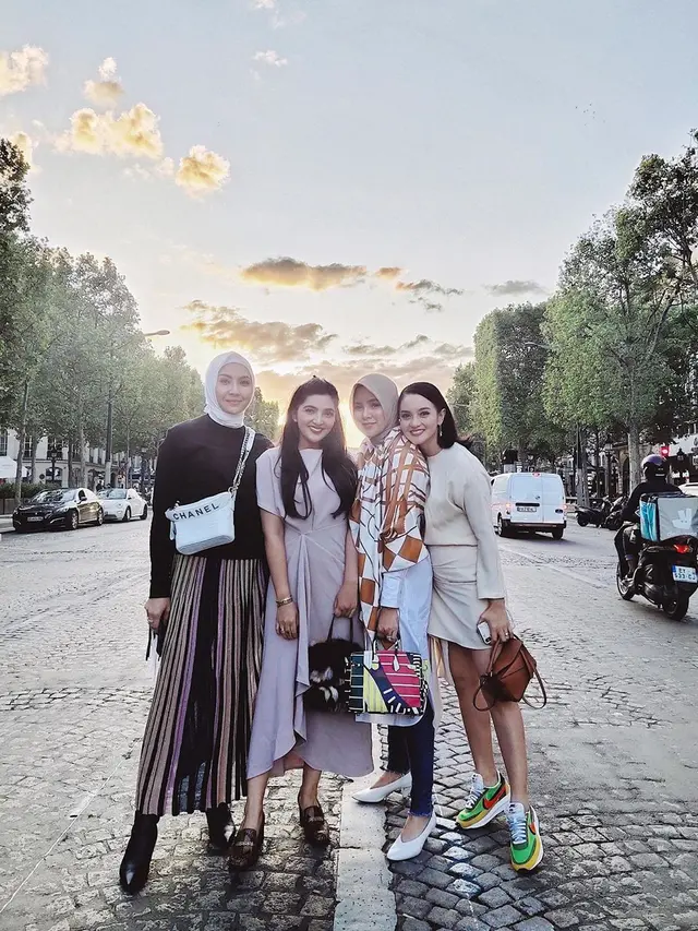 7 Potret Keseruan Ashanty, Olla Ramlan, Nindy Ayunda dan Ririn Ekawati Liburan di Paris
