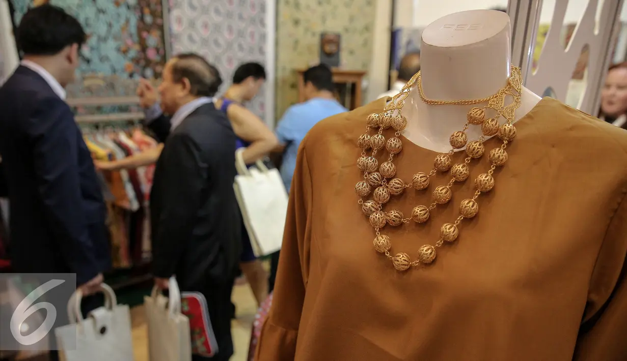 Sejumlah produk di pamerkan saat Trade Expo Indonesia 2015 di Jakarta, Rabu (21/10/2015). Pameran menghadirkan usaha skala mikro, kecil, menengah hingga besar, pameran berlangsung dari 21-25 Oktober 2015. (Liputan6.com/Faizal Fanani)