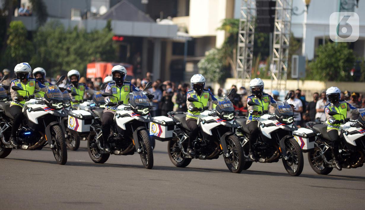 Polisi menunjukkan kemampuan mengendarai motor gede saat apel pasukan Operasi Patuh Jaya 2020 di Lapangan Polda Metro Jaya, Jakarta, Kamis (23/7/2020). Operasi Patuh Jaya 2020 digelar di seluruh wilayah hukum Polda Metro Jaya mulai 23 Juli hingga 5 Agustus 2020. (merdeka.com/Imam Buhori)
