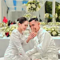 Umi Kalsum mengklarifikasi kabar Ayu Ting Ting dilamar anggota TNI Bernama Muhammad Fardhana. Sejumlah potret lamaran diunggah di medsos. (Foto: Dok. Instagram @derazala)