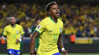 Sayap kanan Timnas Brasil, Rodrygo mencetak 2 gol dari 4 laga yang telah dijalani pada kualifikasi Piala Dunia 2026 Zona Conmebol. Serupa dengan Neymar, kedua golnya juga dicetak pada matchday pertama saat menang 5-1 atas Bolivia (9/9/2023). Sementara pada tiga laga berikutnya ia juga gagal menambah jumlah golnya. Timnas Brasil pun sementara harus puas menempati peringkat ketiga dengan koleksi 7 poin, kalah head to head dari Uruguay di posisi kedua. (AFP/Carl De Souza)