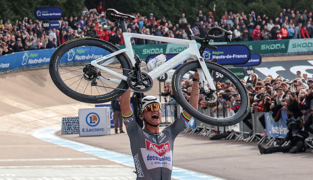 Pembalap Alpecin-Deceuninck, Mathieu van der Poel mengangkat sepedanya saat melakukan selebrasi setelah memenangkan Paris Roubaix 2025 pada Minggu (13/04/2025) waktu setempat. Van der Poel menyelesaikan balapan yang menempuh jarak 259,2 km antara Compiegne hingga Roubaix, Prancis dengan catatan waktu 5 jam 27 menit 27 detik. (AFP/Francois Lo Presti)