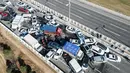 Foto udara menunjukkan tabrakan beberapa kendaraan di Jembatan Sungai Kuning Zhengxin di Zhengzhou, di provinsi Henan tengah China pada 28 Desember 2022. Lebih dari 200 Kendaraan Tabrakan beruntun di Tengah Kabut Tebal di Jembatan itu. (AFP/STR)