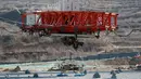 Seorang pendarat bersiap menjalani uji coba pendaratan di Mars, Huailai, Hebei, China, Kamis (14/11/2019). Uji coba dilakukan di luar Beijing yang disimulasikan seperti Planet Merah dengan tarikan gravitasi sekitar sepertiga dari Bumi. (AP Photo/Andy Wong)