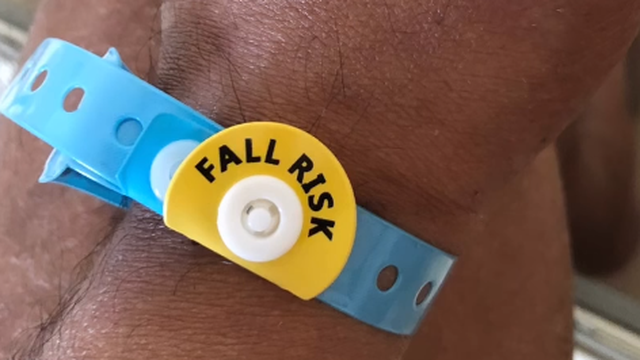 Penyanyi Iwan Zen Meninggal, Ini Makna Gelang 'Fall Risk' yang Diunggah ...