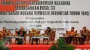 Sejumlah narasumber bersiap mempresentasikan makalah pada diskusi Menata Sistem Perekonomian Nasional berdasarkan Pasal 33 UUD NKRI tahun 1945 di Gedung Nusantara IV Kompleks Parlemen, Jakarta, Kamis (26/11/2015). (Liputan6.com/Helmi Fithriansyah)