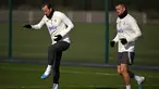 Penyerang Tottenham Hotspur Harry Kane dan bek Eric Dier (kanan) ambil bagian dalam sesi latihan tim di Tottenham Hotspur Football Club Training Ground di London, Senin (13/2/2023). Tottenham Hotspur akan bertamu ke kandang AC Milan pada leg pertama babak 16 besar Liga Champions 2022/2023, Rabu, 15 Februari 2023 dinihari WIB. (Ben Stansall / AFP)