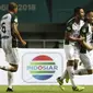 Para pemain PS Tira merayakan gol yang dicetak Aleksandar Rakic ke gawang PSMS Medan pada laga Liga 1 di Stadion Pakansari, Jawa Barat, Rabu (5/12). PSMS kalah 2-4 dari PS Tira. (Bola.com/Yoppy Renato)