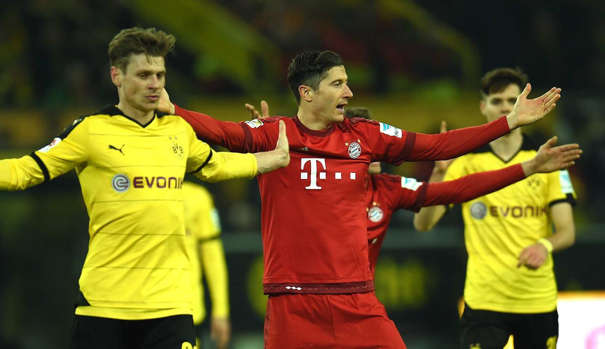 Pemain Dortmund, Lukasz Piszczek (kiri) dan Pemain Bayern Munich, Robert Lewandowski saling menghalangi pada lanjutan Bundesliga 2015-2016 di Stadion Signal Iduna Park ,Dortmund, Minggu (5/3/2016) dini hari WIB. (AFP/Patrik Stollarz)