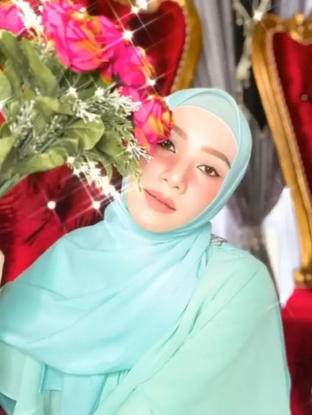 Biasa Natural, Ini 6 Potret Indri Giana Pakai Makeup Tebal yang Bikin Pangling