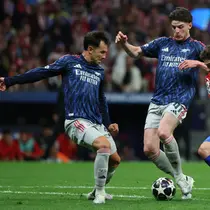 Striker Atletico Madrid, Julian Alvarez, berebut bola dengan dua pemain Arsenal Declan Rice dan Martin Zubimendi dalam pertandingan sepak bola semifinal Liga Champions leg pertama antara Club Atletico de Madrid dan Arsenal di stadion Metropolitano di Madrid pada Kamis (30/4/2026). (Javier SORIANO / AFP)