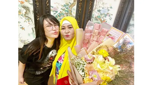 Via Vallen Beri Buket Uang untuk Ibunda di Hari Ibu, Ini 6 Potret Kebersamaannya