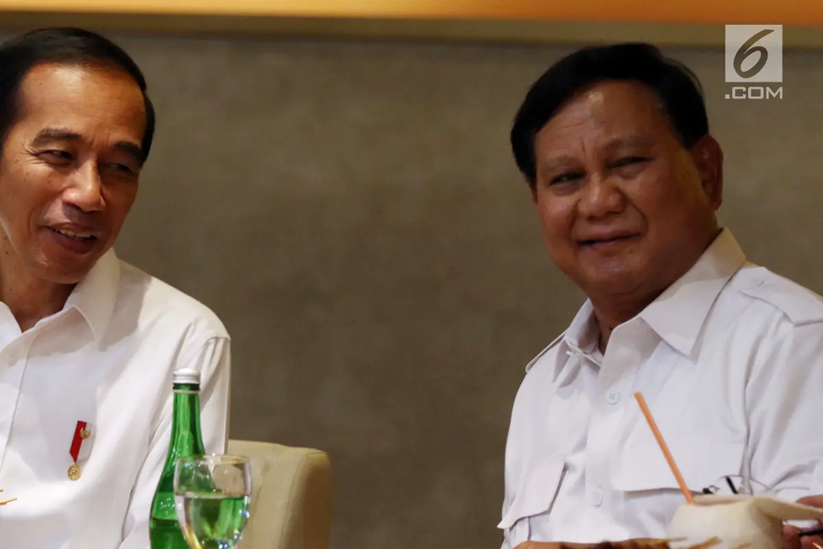 Penuh Tawa, Jokowi-Prabowo Makan Sate Bersama