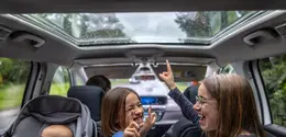 Terlalu lama menatap layar di perjalanan, dapat membuat anak menjadi cepat lelah. [Dok/freepik.com/pvproductions]