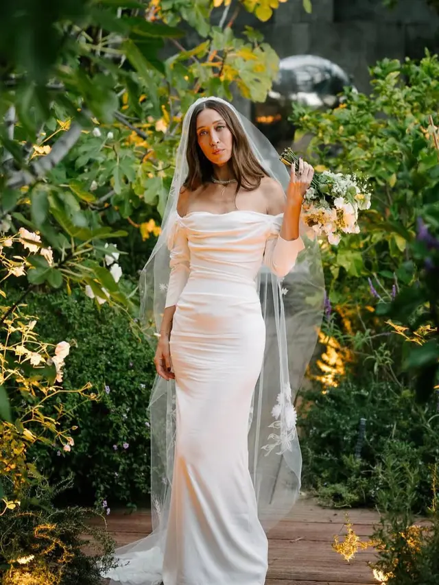 Alana Hadid, Kakak dari Gigi dan Bella Hadid telah resmi menikah menggunakan gaun putih. [@mangostudios]