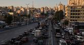 Mobil-mobil terjebak kemacetan di jalan raya saat gelombang warga mengungsi akibat serangan udara Israel di Dahiyeh, pinggiran selatan Beirut, Lebanon, Kamis 5 Maret 2026. Serangan dan ancaman Israel memicu krisis pengungsian massal di Lebanon selatan. Puluhan ribu warga terpaksa meninggalkan rumah mereka. (AP Photo/Bilal Hussein)