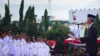Gubernur Provinsi Jawa Tengah, Ganjar Pranowo (kanan) membacakan sumpah jabatan saat Pelantikan Bupati beserta wakil dan Walikota beserta wakil di Semarang , Rabu (17/2). Ada sebanyak 17 pasangan kepala daerah dilantik oleh Gubernur Jateng. (Gholib)