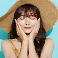 Ilustrasi perempuan menggunakan sunscreen. (c) Shutterstock/K-Angle