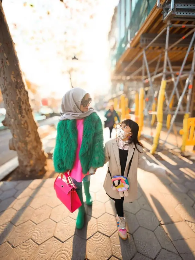 7 Gaya Mama Amy Qanita saat Liburan di Barcelona, Tampil Stylish