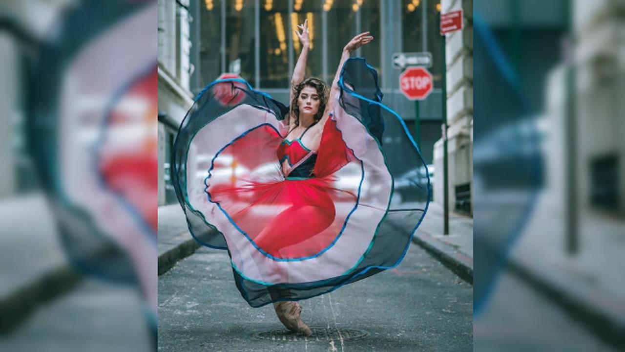 Seorang model sekaligus penari balet melakukan pose gerakan tarian balet di tempat-tempat tidak biasa.